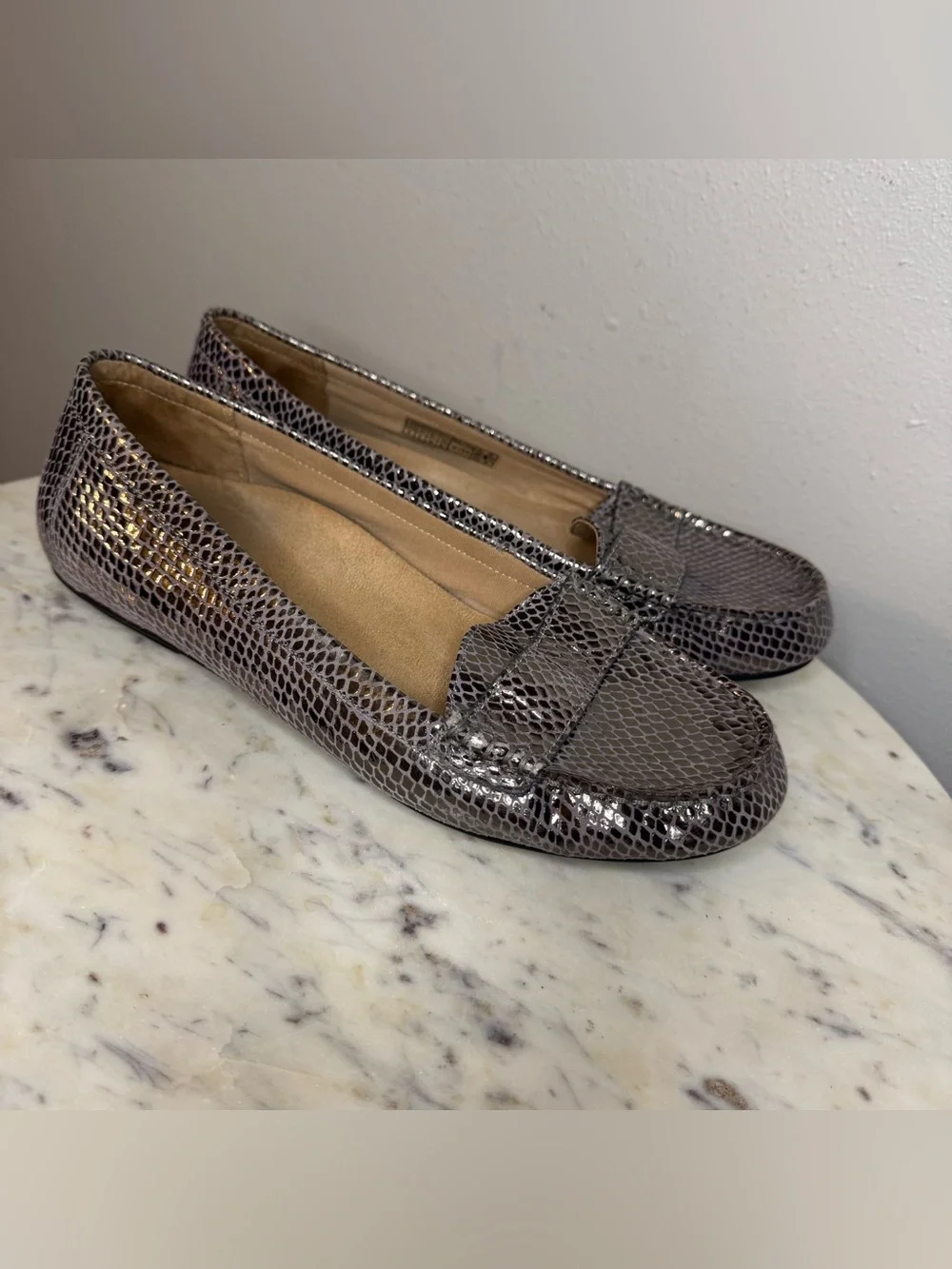 Vionic Laurun Loafers Size 8 M silver Leather comfort shoes MAKE ME AN OFFER!